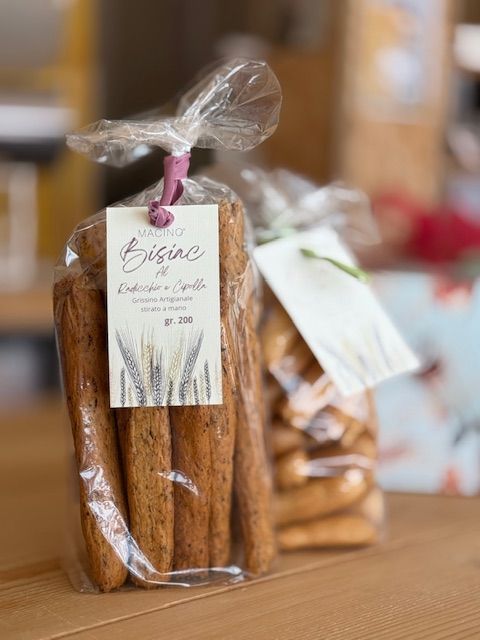 GRISSINI STIRATI A MANO CON RADICCHIO E CIPOLLA, OLIO EXTRAVERGINE