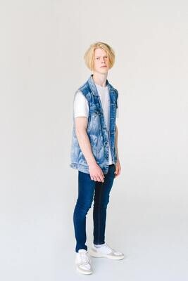 BEISPIEL. Ärmellose Jeansjacke