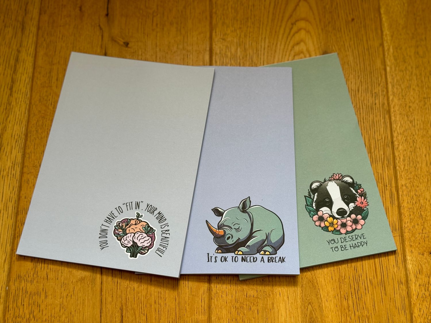 Block mit motivierenden Motiven auf buntem Papier - Dachs, Nashorn, Gehirn