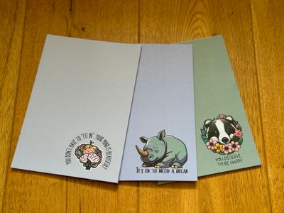 Block mit motivierenden Motiven auf buntem Papier - Dachs, Nashorn, Gehirn