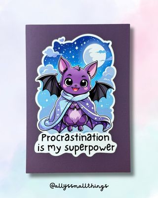 Fledi 🦇 Procrastination Superhero - Postkarte Fledermaus