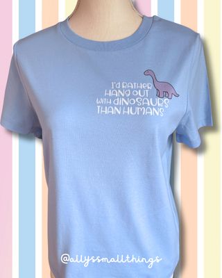 Dino Love 🦕 Womxn / Kids Shirt, T-Shirt, Dinosaurier, Neurodivergent, Bio-Baumwolle