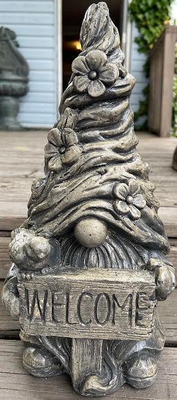 Welcome Gnome (detail flowers)