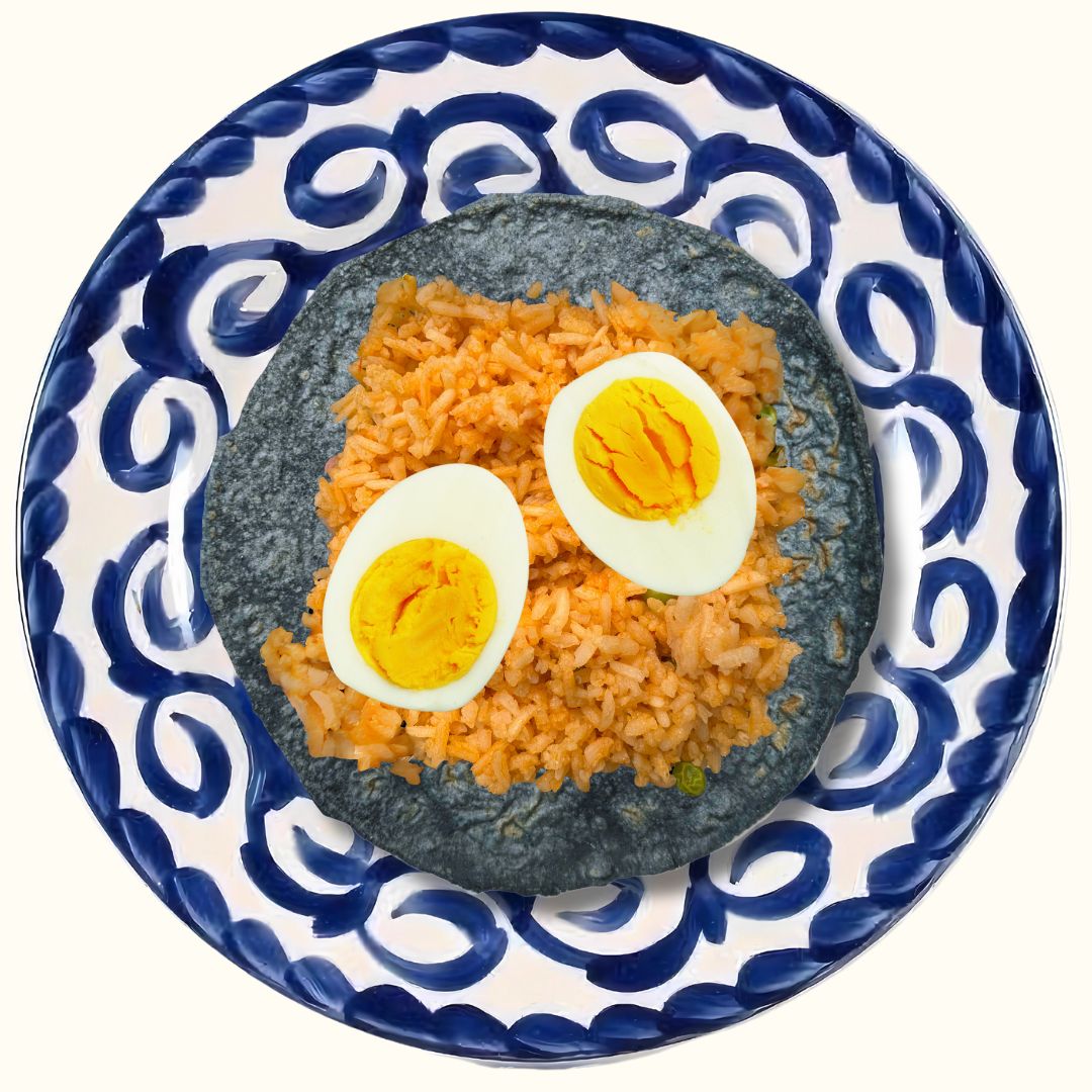 Taco con arroz rojo y un huevo duro