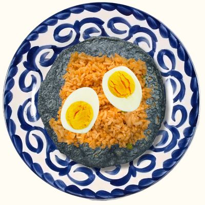 Taco con arroz rojo y un huevo duro