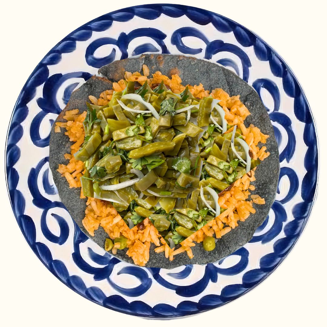 Taco con arroz y ensalada de nopales