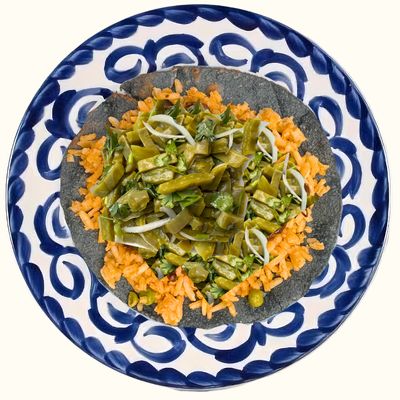 Taco con arroz y ensalada de nopales