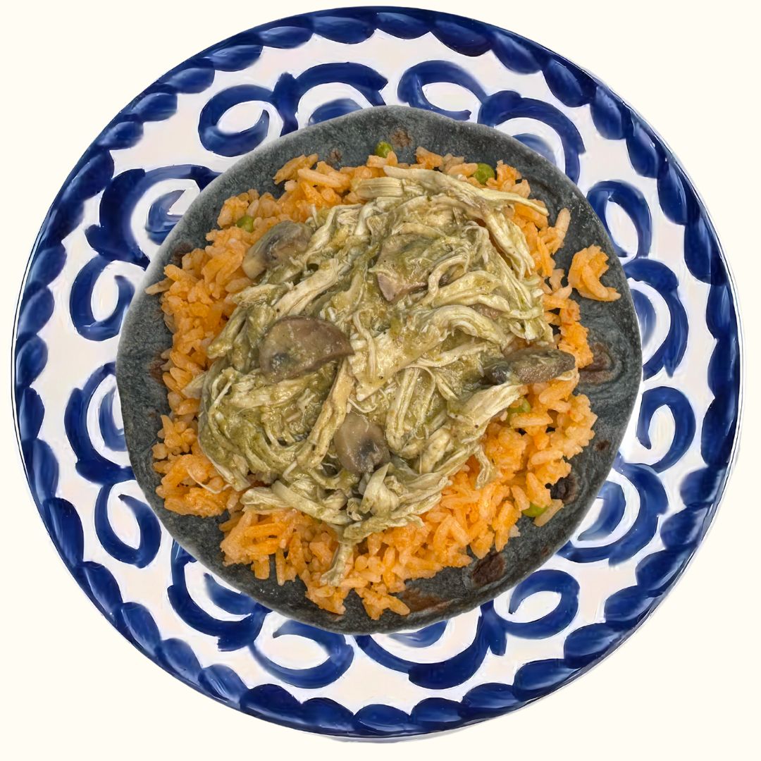 Tacos con mole verde acompañado con arroz rojo
