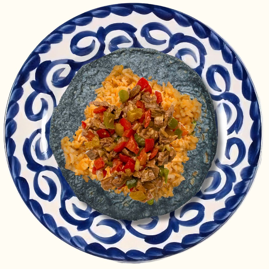 Tacos con arroz acompañado con guisos