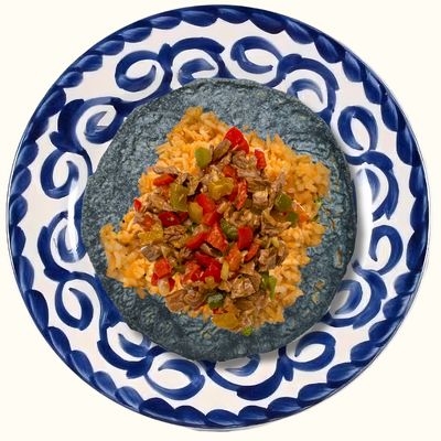 Tacos con arroz acompañado con guisos