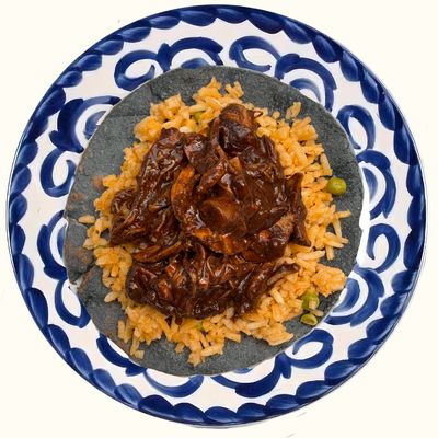 Tacos con mole rojo acompañado con arroz rojo