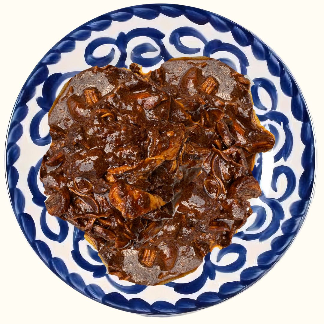 500g de ​mole rojo con pollo deshebrado