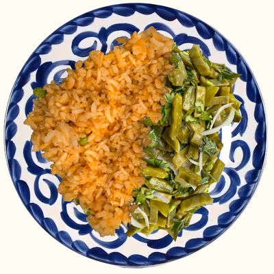 Orden de ensalada de nopales acompañada de arroz rojo 500g
