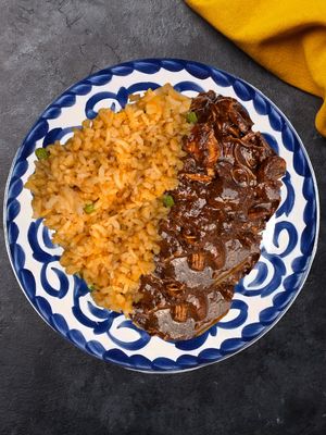 Orden de ​mole rojo acompañado con arroz rojo 500g