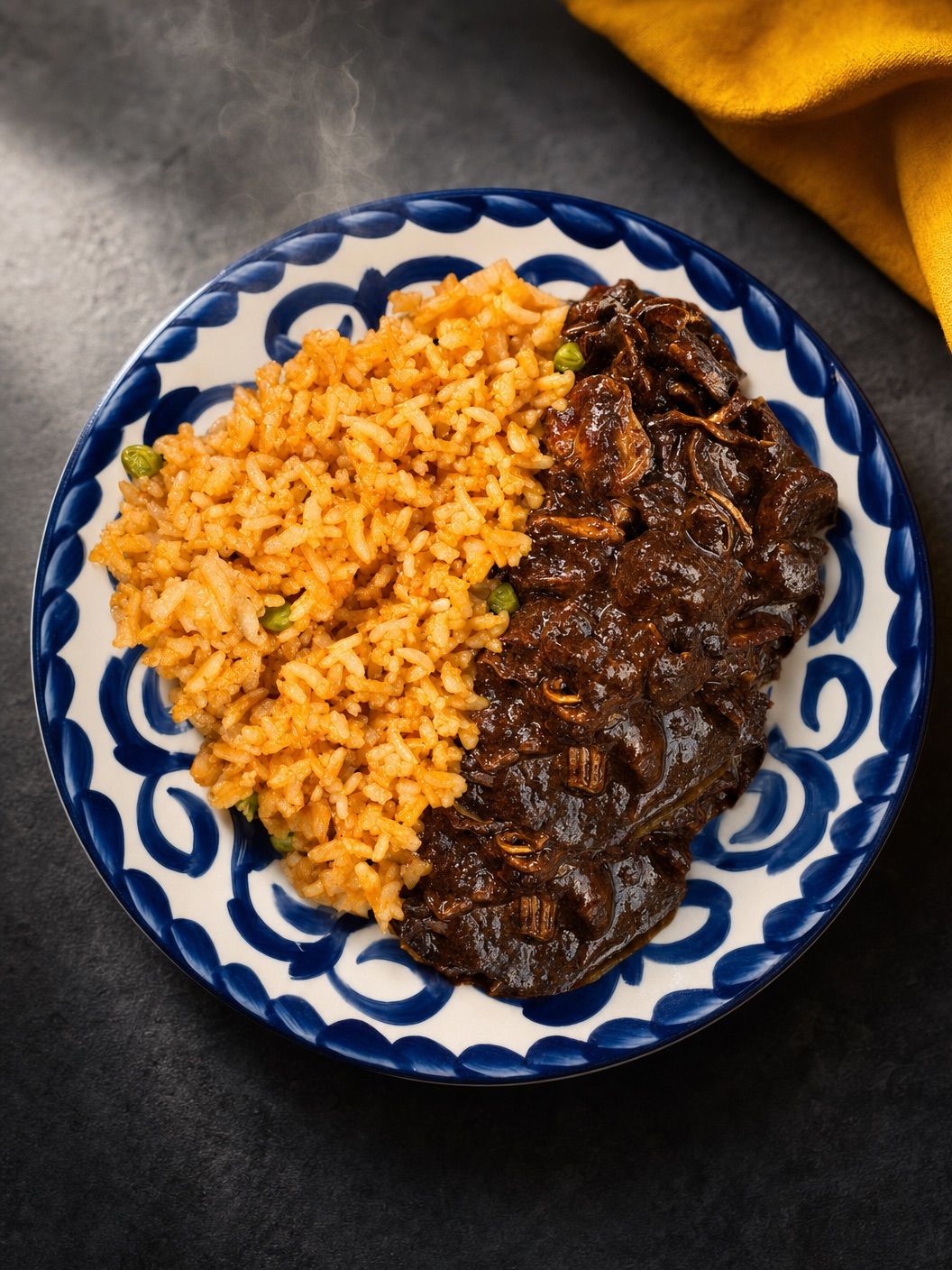 Orden de ​mole rojo acompañado con arroz rojo 500g