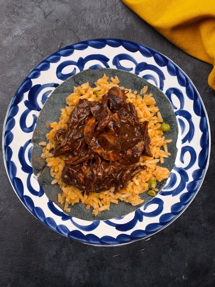 Tacos con mole rojo acompañado con arroz rojo