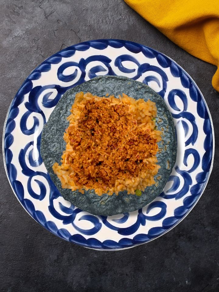 Tacos con arroz acompañado con guisos