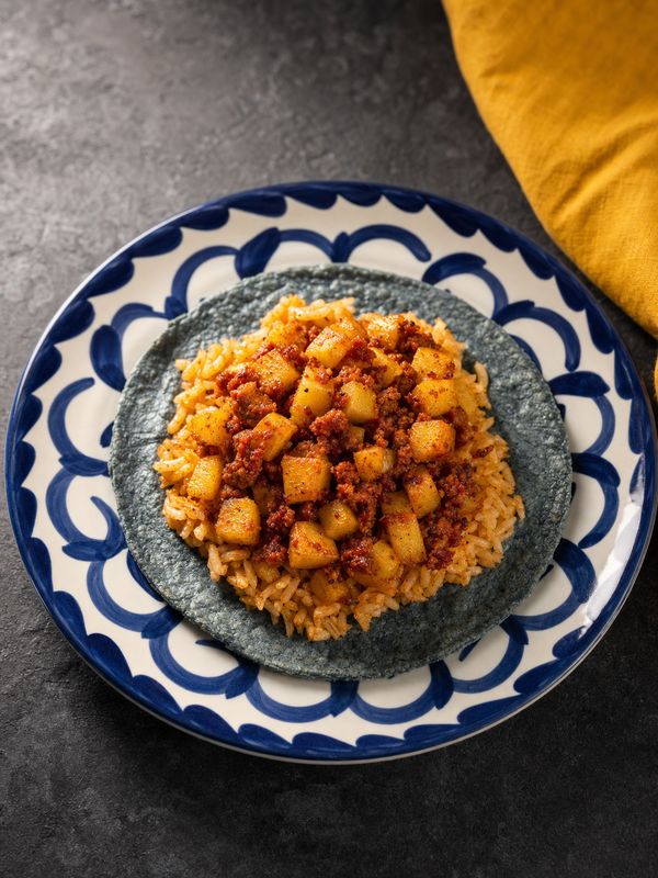 Tacos con arroz acompañado con guisos