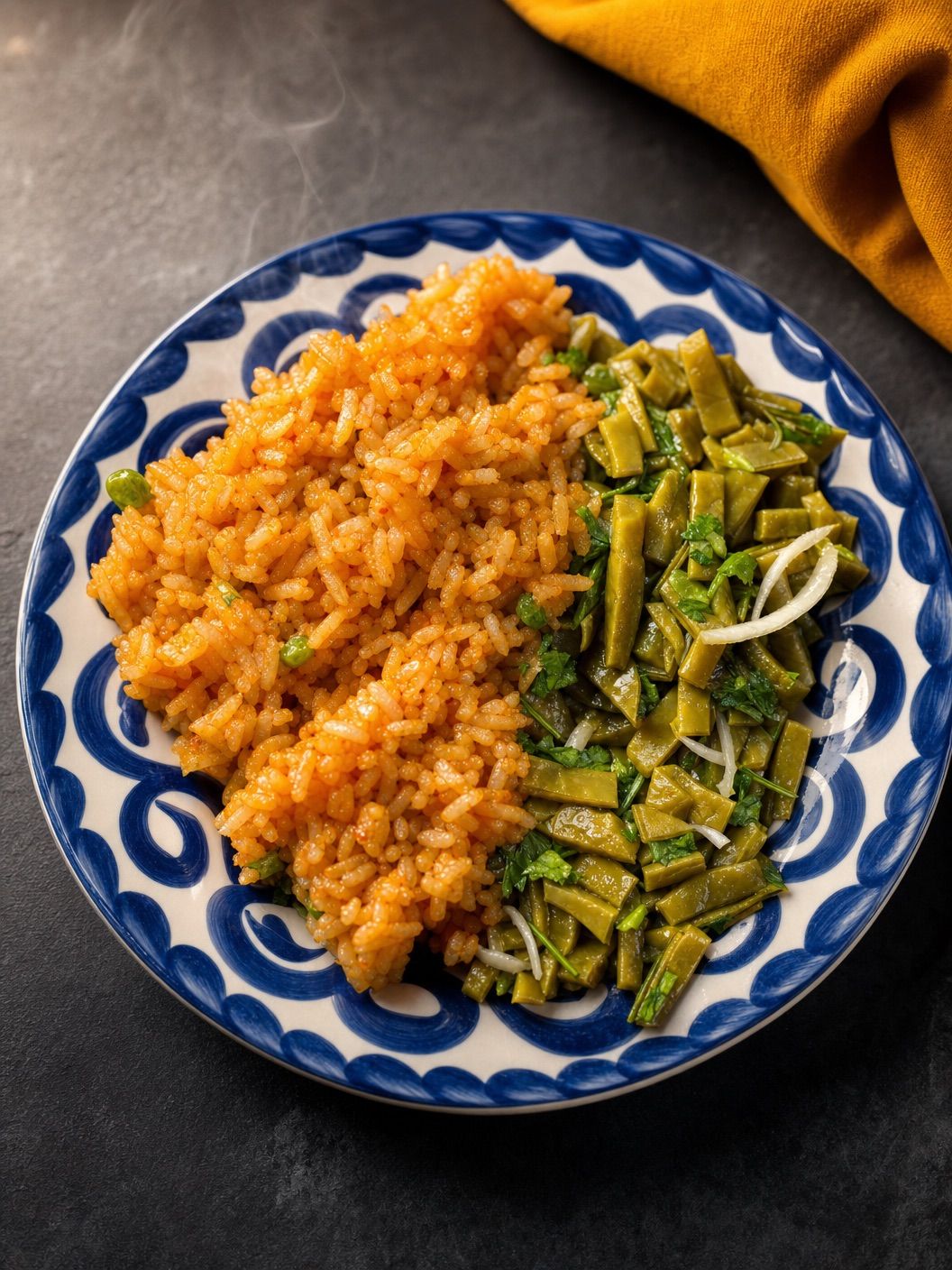 Orden de ensalada de nopales acompañada de arroz rojo 500g