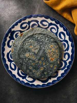 Docena de tortillas de maíz azul
