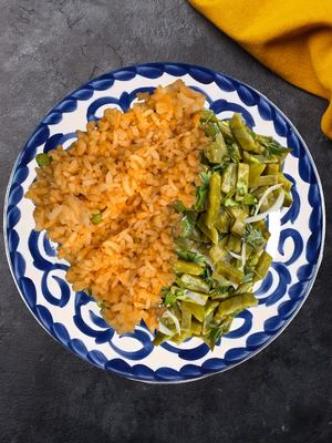 Plato con arroz y ensalada de nopales