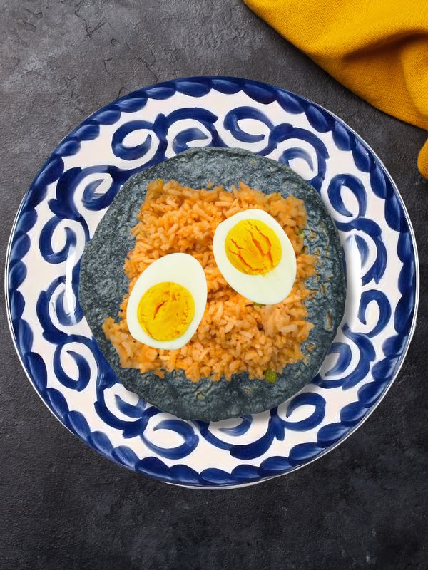 Taco con arroz rojo y un huevo duro