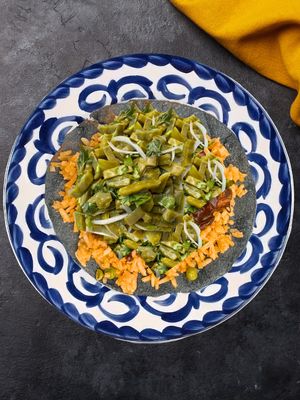 Taco con arroz y ensalada de nopales