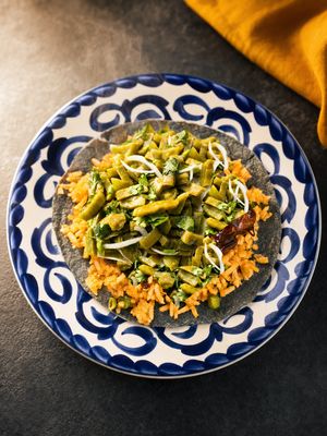 Taco con arroz y ensalada de nopales