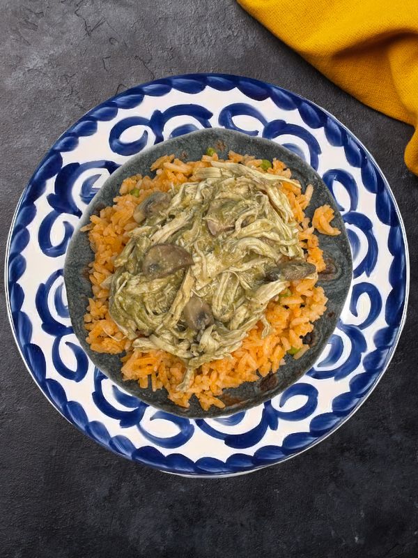 Tacos con mole verde acompañado con arroz rojo