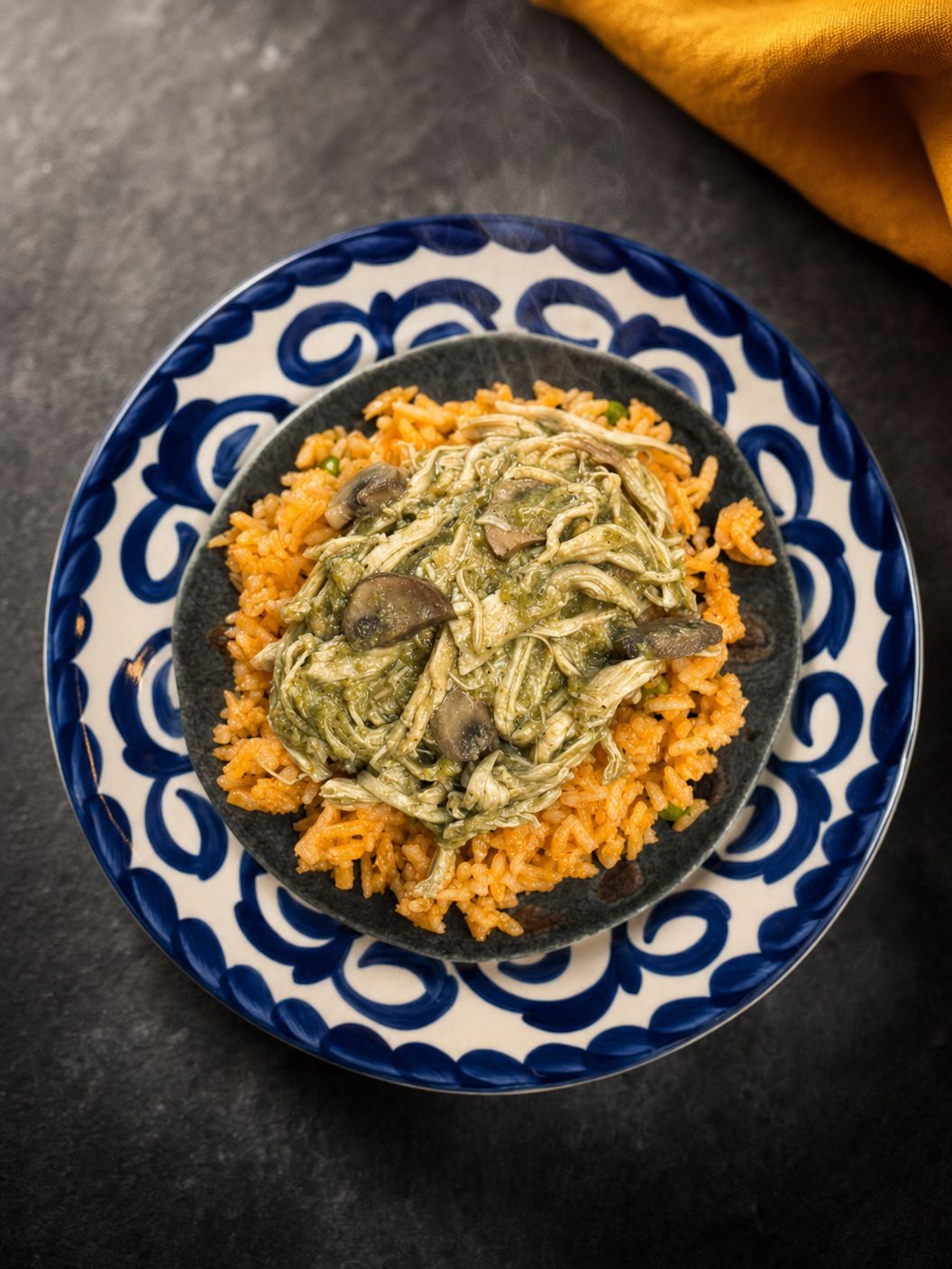Tacos con mole verde acompañado con arroz rojo
