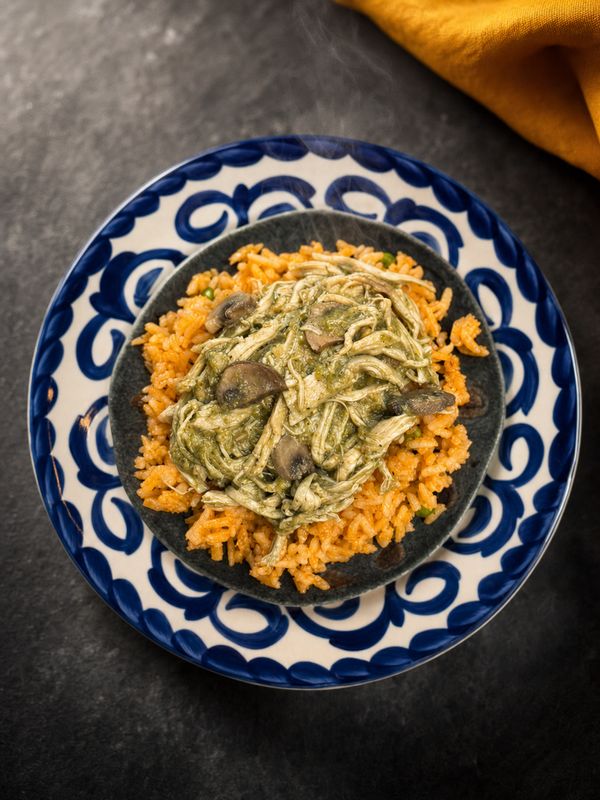 Tacos con mole verde acompañado con arroz rojo