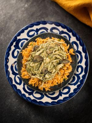 Tacos con mole verde acompañado con arroz rojo