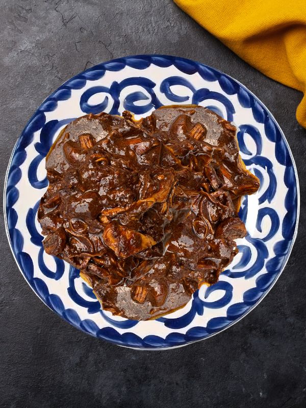 500g de ​mole rojo con pollo deshebrado