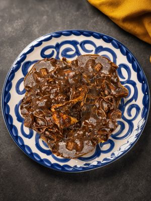 500g de ​mole rojo con pollo deshebrado