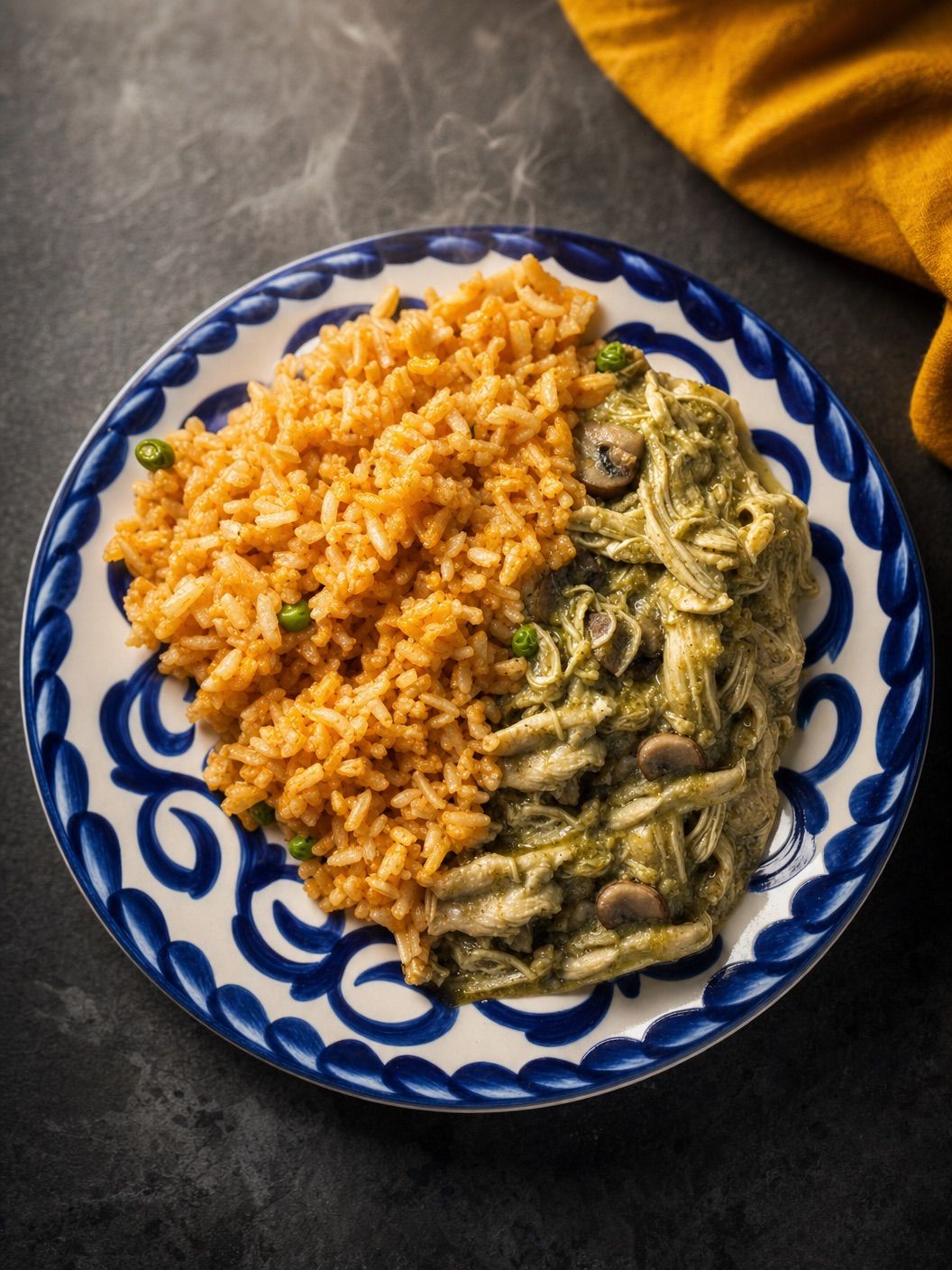 Orden de ​mole verde acompañado con arroz rojo 500g