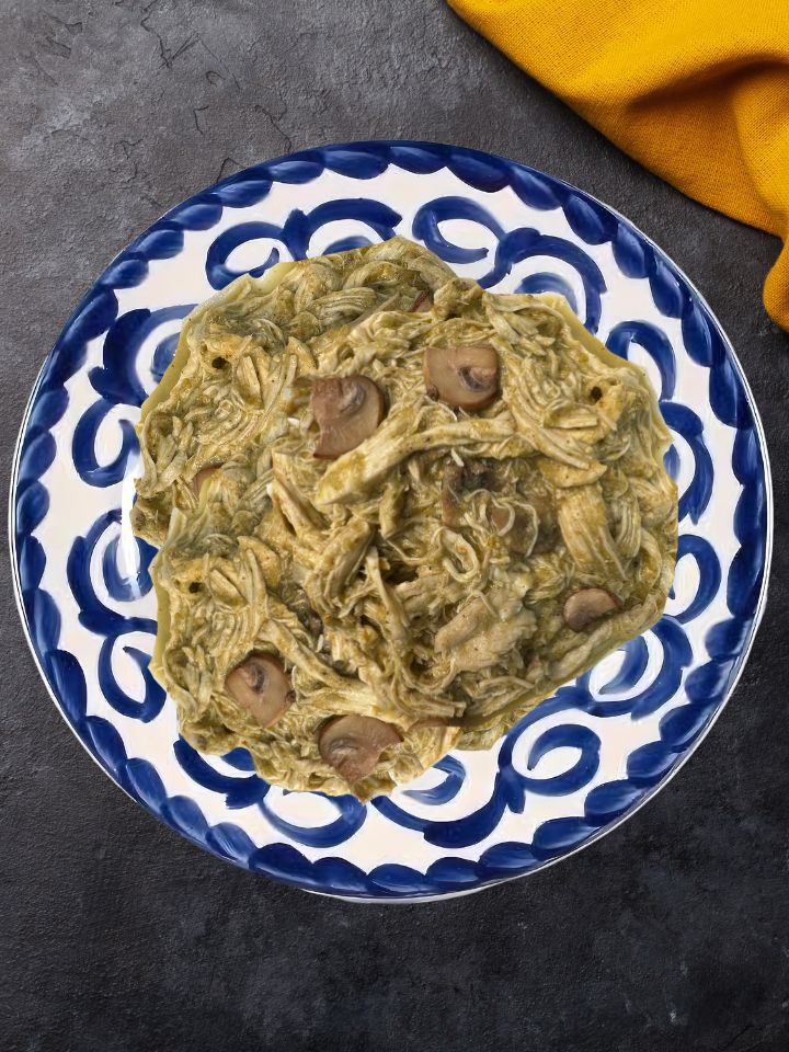 500g de ​mole verde con pollo deshebrado