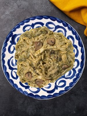 500g de ​mole verde con pollo deshebrado