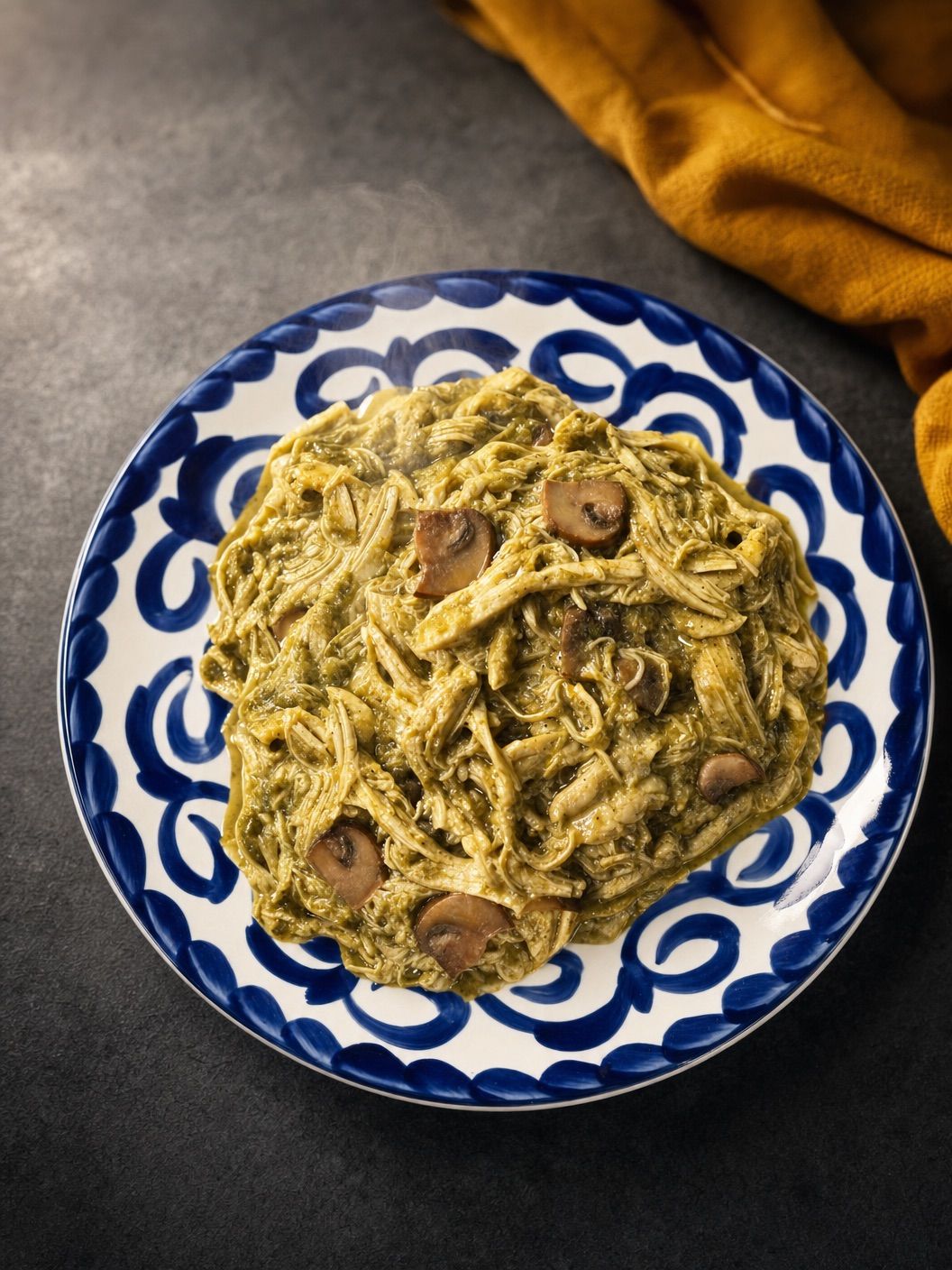 500g de ​mole verde con pollo deshebrado