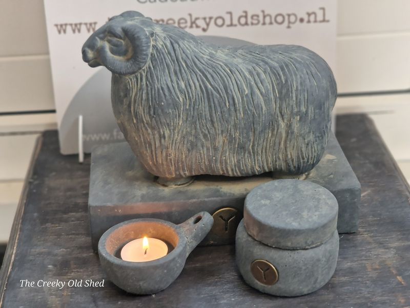 Beeld schaap met hoorns grijs