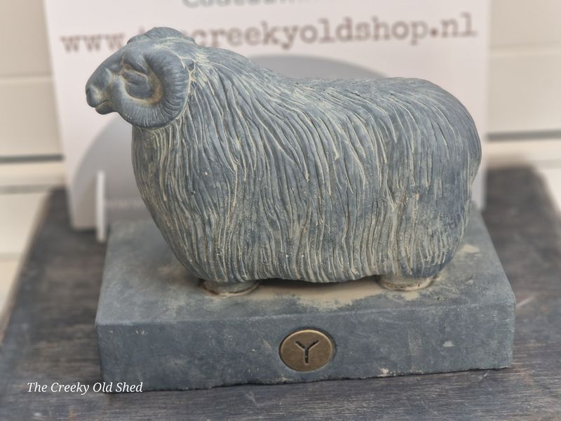 Beeld schaap met hoorns grijs