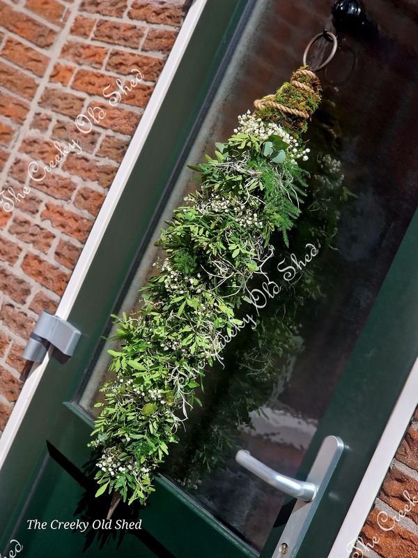 Handgebonden toef op ijzeren pin