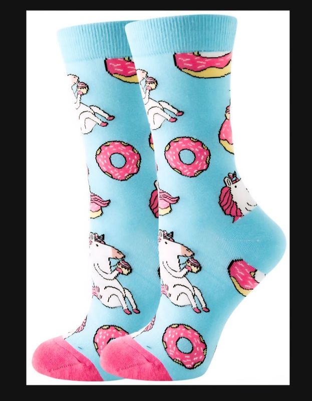 Blije Sokken – Lichtblauwe sokken met Unicorn en Donut print (€4,95 per paar, maat 38-44)