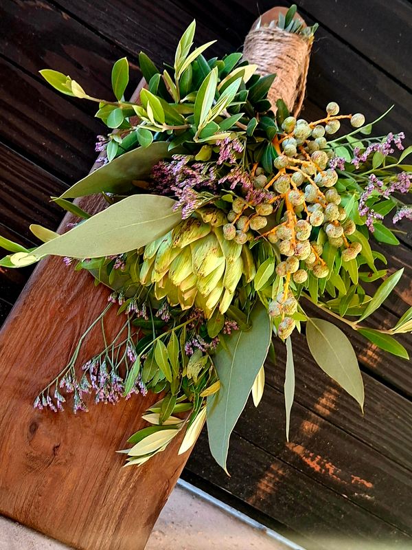 Vergebonden toefje met artisjok op houten plank – €27,50