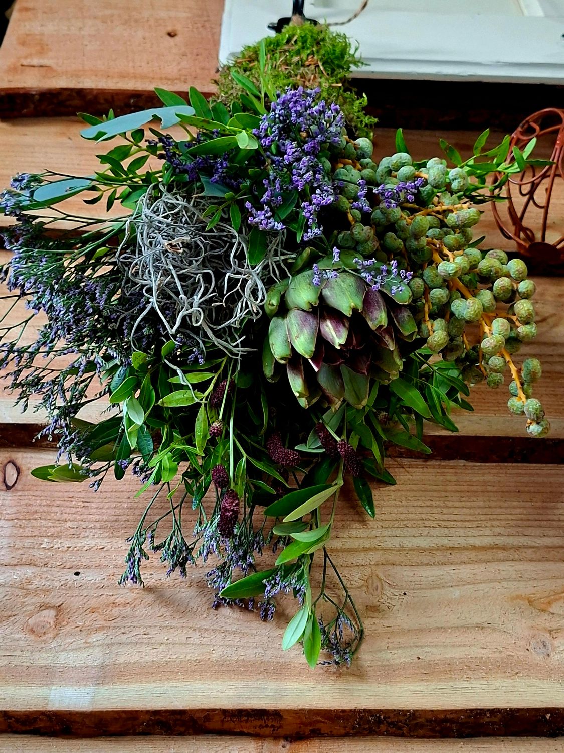 Versgebonden Toef Autumn Kiss – met artisjok, dadeltakje, pistache &amp; olijfgroen