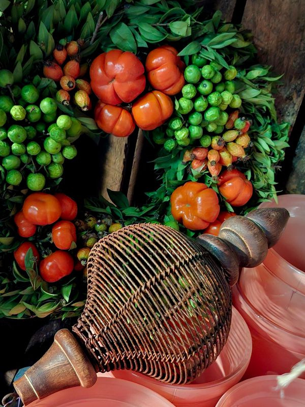 Roest Ornament met Houten Afwerking – 25cm