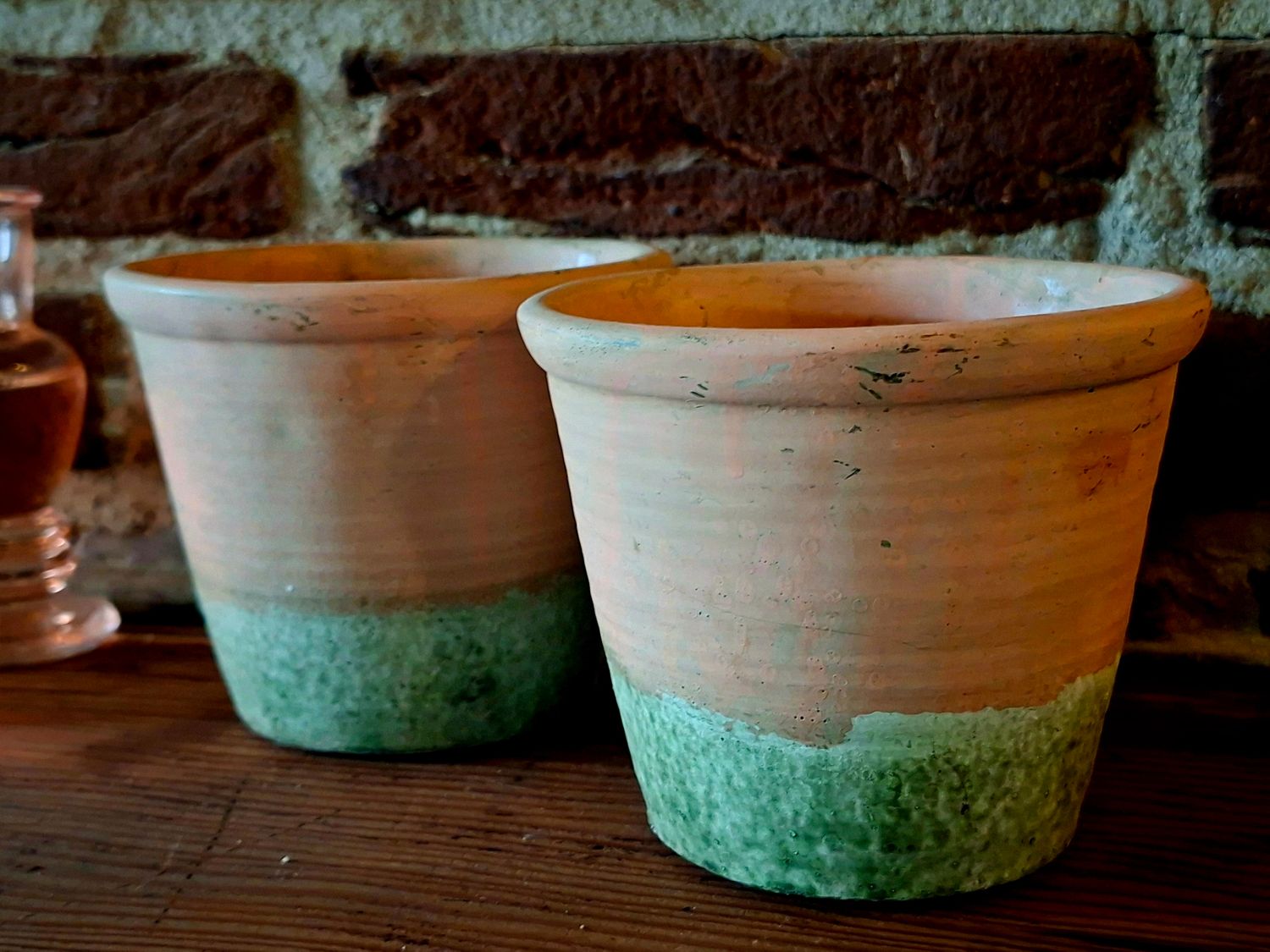 Oud-Hollands Bloempotje – rood keramiek met zachtgroen-grijze tint – 12×10 cm