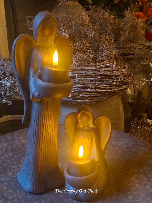 Engel zittend met waxinelichthouder – Countryfield