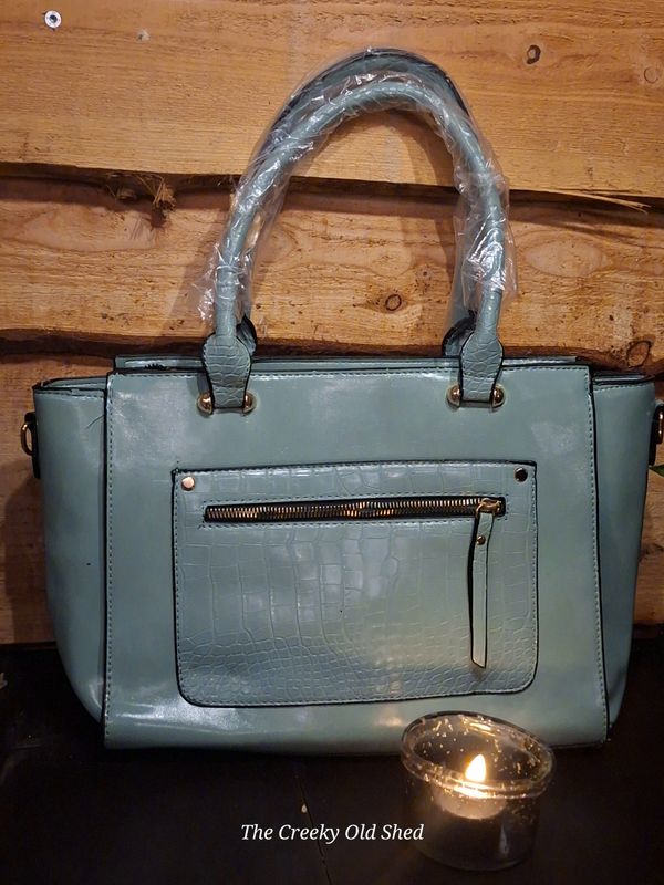 💙 Damestas Blauw Laklook – Licht Crocomotief ✨