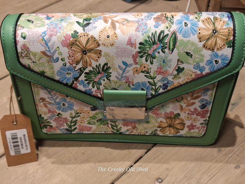 🌿 Vintage Look Tas – Bloemenmotief Groen met Goudkleurige Sluiting ✨
