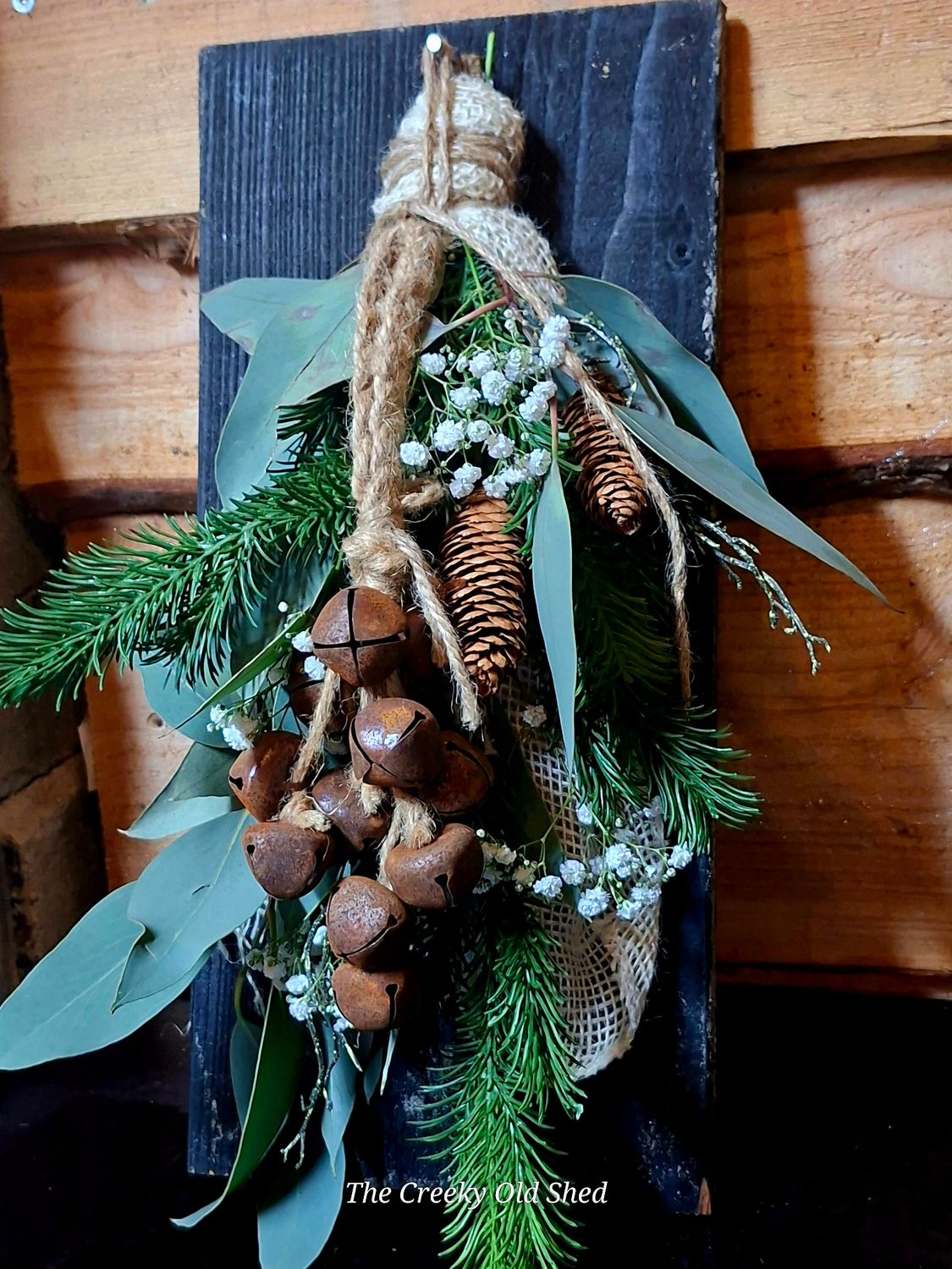 Plankje met roestige bellen en zijde-dennegroen Toef
